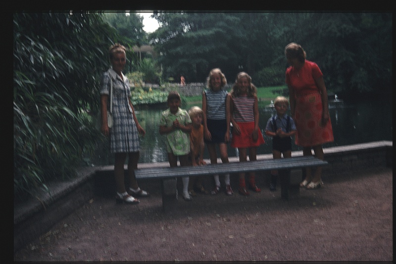 34.Frankfurt jul 1972 Mama,Traude,Brigitte,Marion,Peter,Britt.JPG